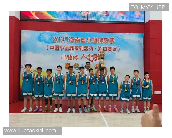 争议！孩子拿篮球砸人，父亲冲入场内推倒小球员，引爆家长群殴+飞踹