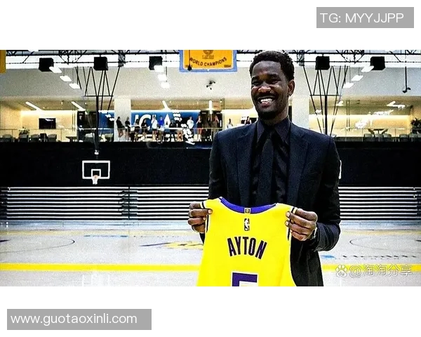 雷迪克盛赞艾顿防守端表现:他能做很多事情,甚至能换防马克西