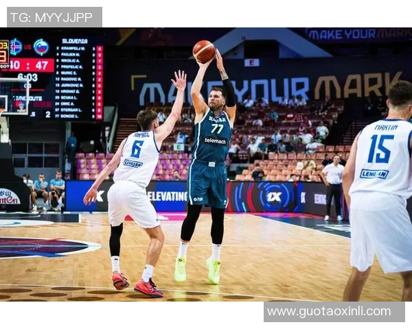 带伤作战！布克硬汉表现获队友盛赞